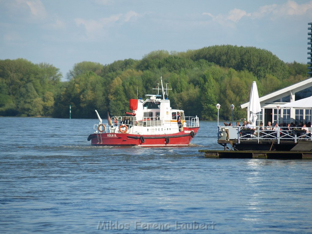 Motor Segelboot mit Motorschaden trieb gegen Alte Liebe bei Koeln Rodenkirchen P113.JPG